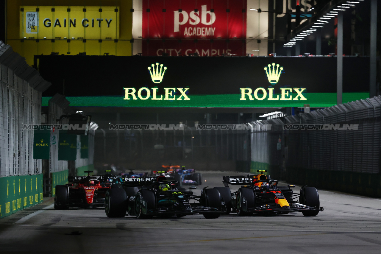 GP SINGAPORE, Lewis Hamilton (GBR) Mercedes AMG F1 W14 e Sergio Perez (MEX) Red Bull Racing RB19 battle for position.

17.09.2023. Formula 1 World Championship, Rd 16, Singapore Grand Prix, Marina Bay Street Circuit, Singapore, Gara Day.

- www.xpbimages.com, EMail: requests@xpbimages.com © Copyright: Moy / XPB Images