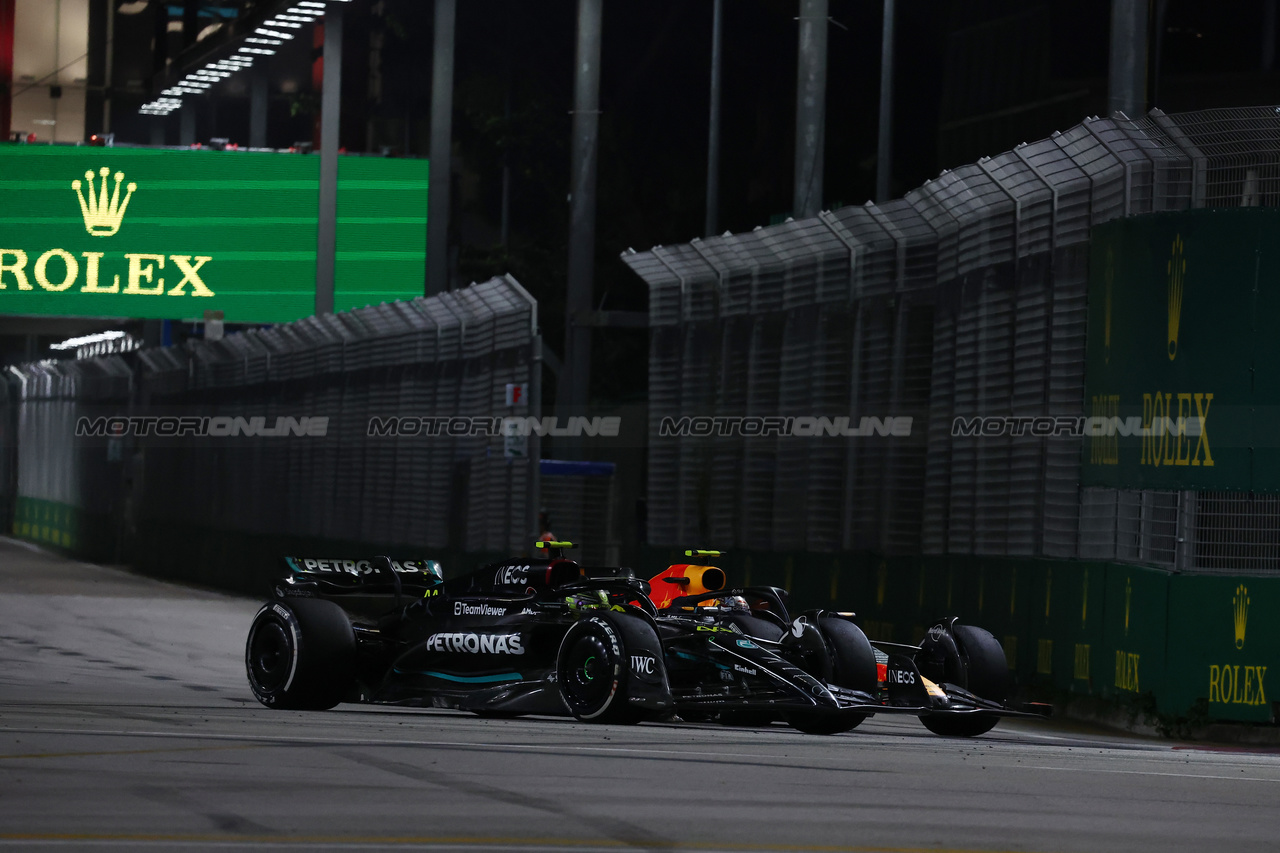 GP SINGAPORE, Lewis Hamilton (GBR) Mercedes AMG F1 W14 e Sergio Perez (MEX) Red Bull Racing RB19 battle for position.

17.09.2023. Formula 1 World Championship, Rd 16, Singapore Grand Prix, Marina Bay Street Circuit, Singapore, Gara Day.

- www.xpbimages.com, EMail: requests@xpbimages.com © Copyright: Moy / XPB Images