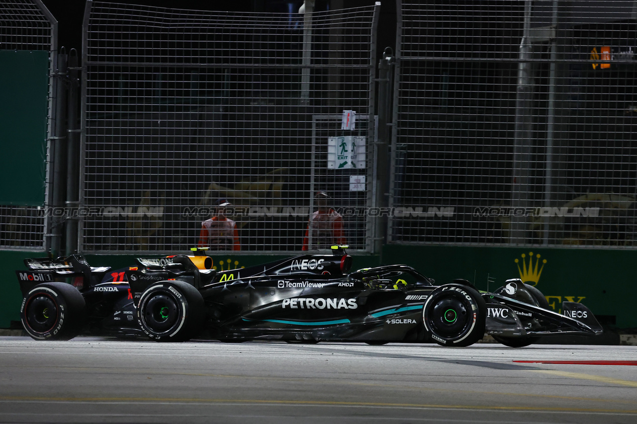 GP SINGAPORE, Lewis Hamilton (GBR) Mercedes AMG F1 W14 e Sergio Perez (MEX) Red Bull Racing RB19 battle for position.

17.09.2023. Formula 1 World Championship, Rd 16, Singapore Grand Prix, Marina Bay Street Circuit, Singapore, Gara Day.

- www.xpbimages.com, EMail: requests@xpbimages.com © Copyright: Moy / XPB Images