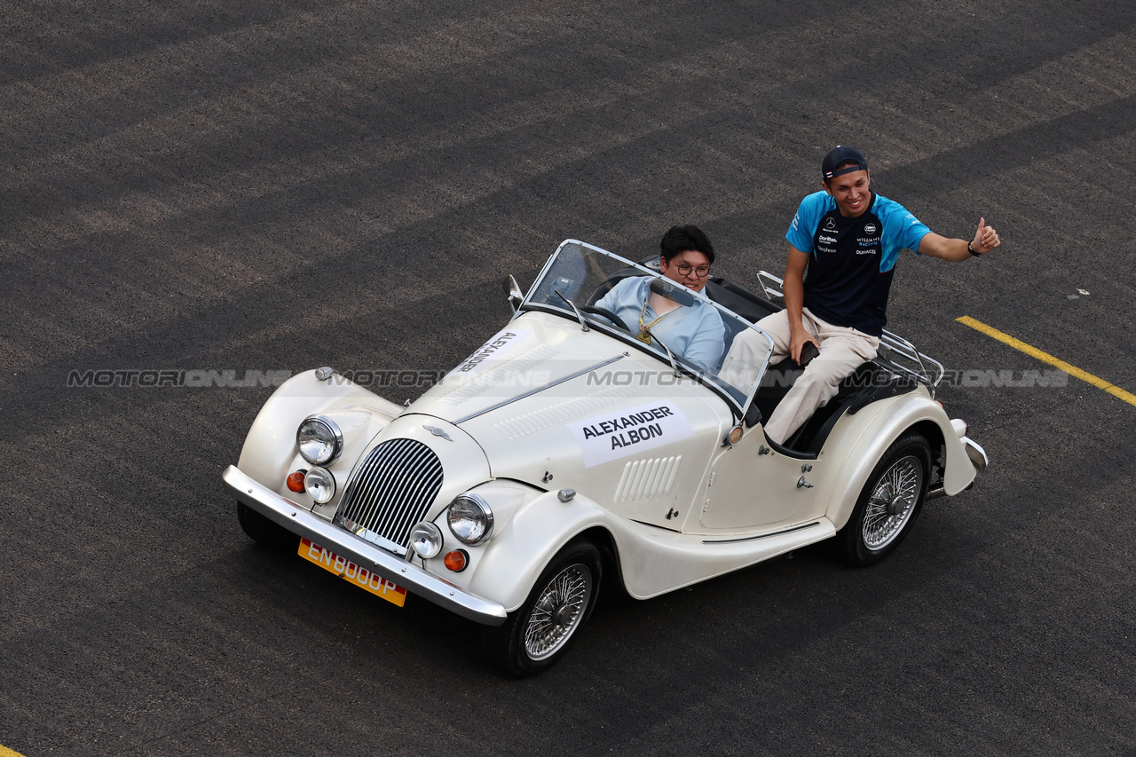 GP SINGAPORE, Alexander Albon (THA) Williams Racing on the drivers' parade.

17.09.2023. Formula 1 World Championship, Rd 16, Singapore Grand Prix, Marina Bay Street Circuit, Singapore, Gara Day.

- www.xpbimages.com, EMail: requests@xpbimages.com © Copyright: Moy / XPB Images