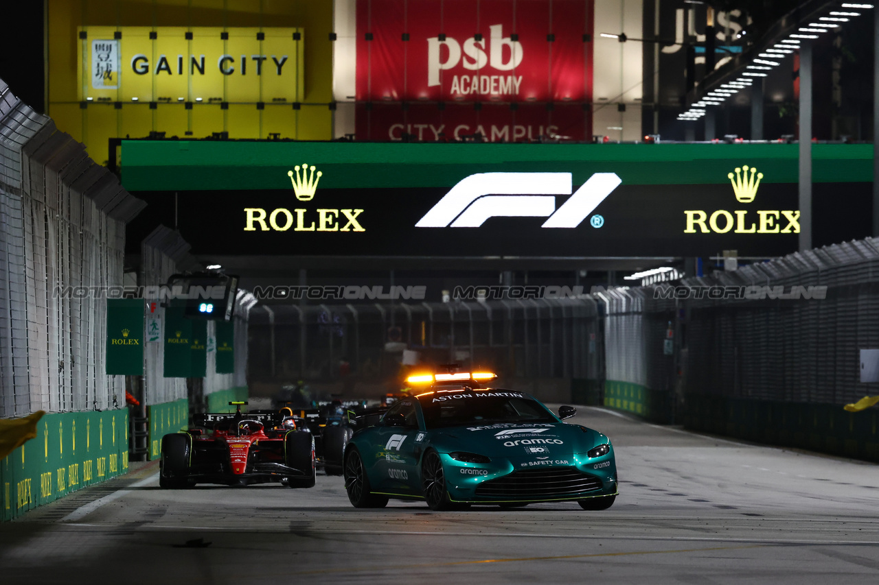 GP SINGAPORE, Carlos Sainz Jr (ESP) Ferrari SF-23 davanti a behind the Aston Martin FIA Safety Car.

17.09.2023. Formula 1 World Championship, Rd 16, Singapore Grand Prix, Marina Bay Street Circuit, Singapore, Gara Day.

- www.xpbimages.com, EMail: requests@xpbimages.com © Copyright: Moy / XPB Images