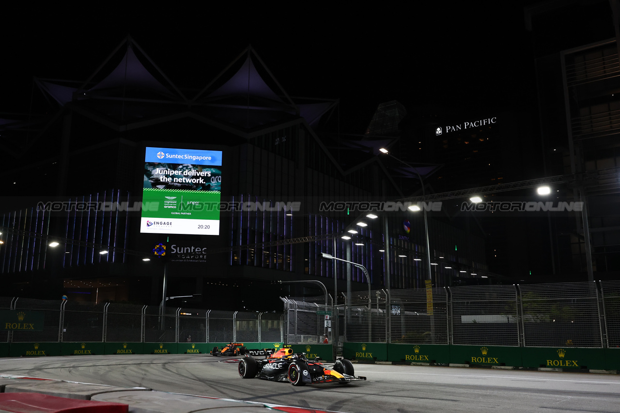 GP SINGAPORE, Sergio Perez (MEX) Red Bull Racing RB19.

17.09.2023. Formula 1 World Championship, Rd 16, Singapore Grand Prix, Marina Bay Street Circuit, Singapore, Gara Day.

- www.xpbimages.com, EMail: requests@xpbimages.com © Copyright: Moy / XPB Images