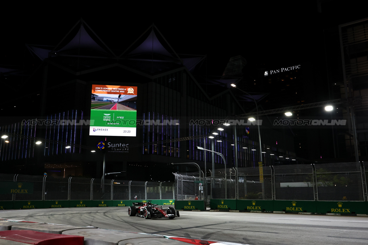 GP SINGAPORE, Valtteri Bottas (FIN) Alfa Romeo F1 Team C43.

17.09.2023. Formula 1 World Championship, Rd 16, Singapore Grand Prix, Marina Bay Street Circuit, Singapore, Gara Day.

- www.xpbimages.com, EMail: requests@xpbimages.com © Copyright: Moy / XPB Images