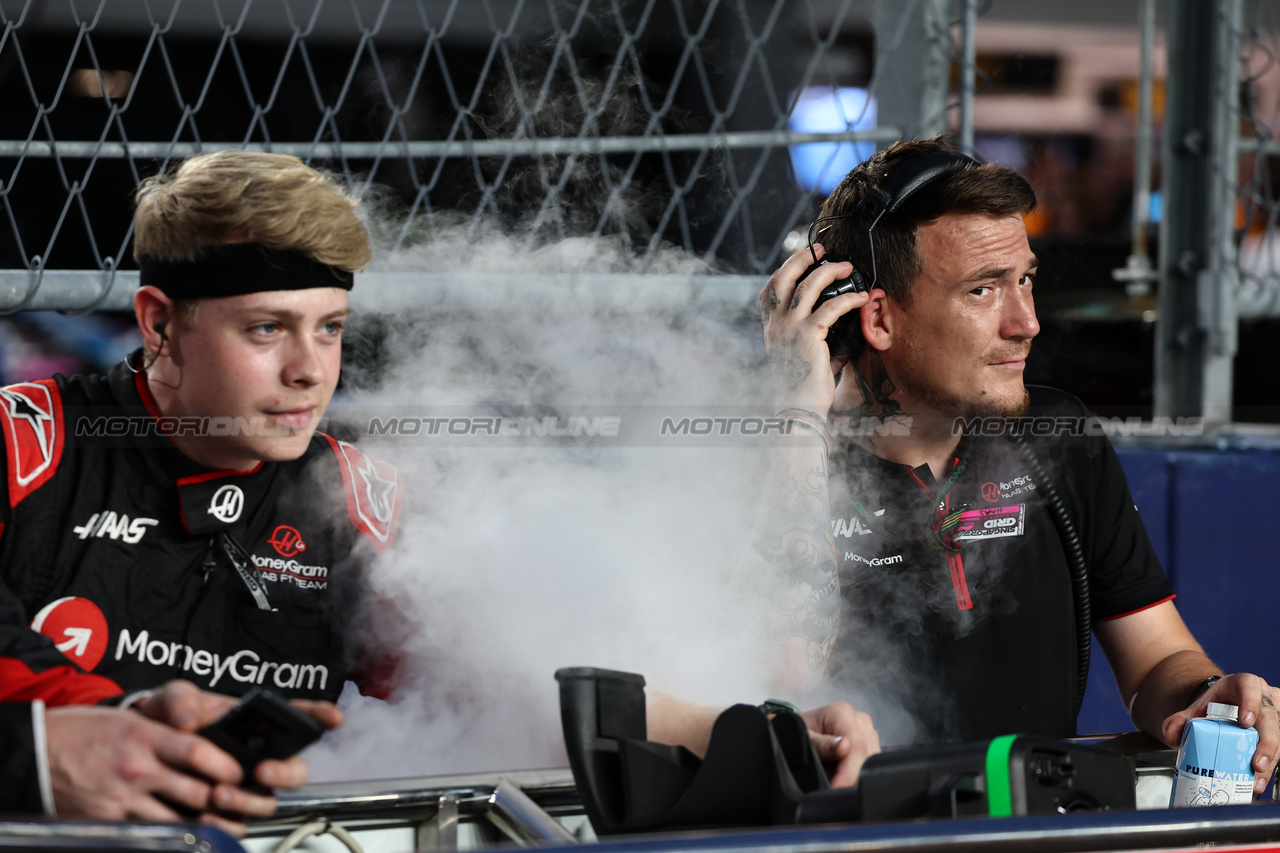 GP SINGAPORE, Haas F1 Team meccanici on the grid.

17.09.2023. Formula 1 World Championship, Rd 16, Singapore Grand Prix, Marina Bay Street Circuit, Singapore, Gara Day.

- www.xpbimages.com, EMail: requests@xpbimages.com © Copyright: Moy / XPB Images