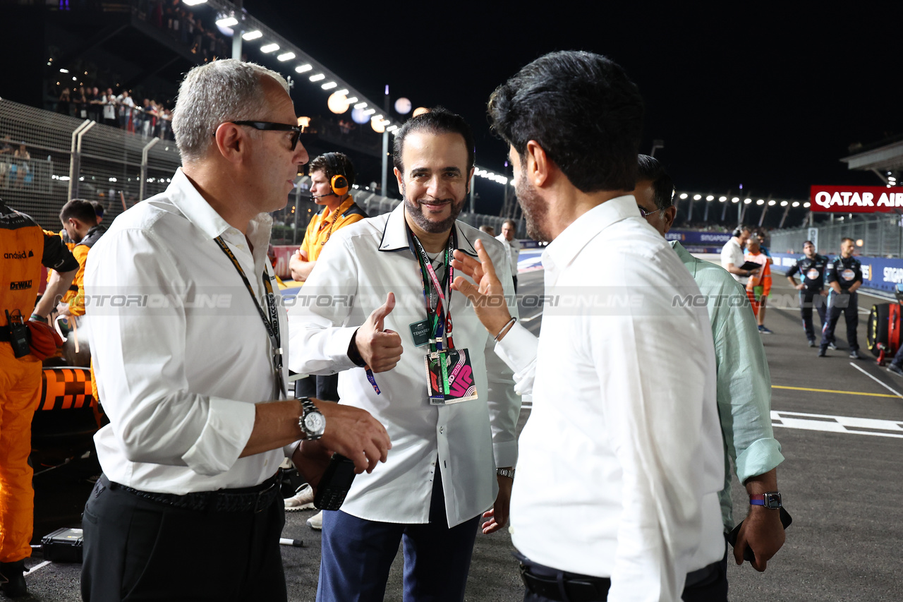 GP SINGAPORE, Stefano Domenicali (ITA) Formula One President e CEO with Mohammed Bin Sulayem (UAE) FIA President on the grid.

17.09.2023. Formula 1 World Championship, Rd 16, Singapore Grand Prix, Marina Bay Street Circuit, Singapore, Gara Day.

- www.xpbimages.com, EMail: requests@xpbimages.com © Copyright: Moy / XPB Images