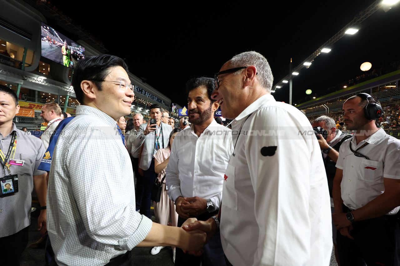 GP SINGAPORE, (L to R): Lawrence Wong (SIN) Singapore Deputy Prime Minister with Mohammed Bin Sulayem (UAE) FIA President e Stefano Domenicali (ITA) Formula One President e CEO on the grid.

17.09.2023. Formula 1 World Championship, Rd 16, Singapore Grand Prix, Marina Bay Street Circuit, Singapore, Gara Day.

- www.xpbimages.com, EMail: requests@xpbimages.com © Copyright: Moy / XPB Images