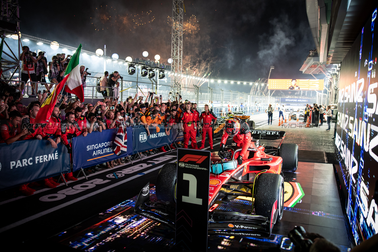 GP SINGAPORE, Gara winner Carlos Sainz Jr (ESP) Ferrari SF-23 in parc ferme.

17.09.2023. Formula 1 World Championship, Rd 16, Singapore Grand Prix, Marina Bay Street Circuit, Singapore, Gara Day.

- www.xpbimages.com, EMail: requests@xpbimages.com © Copyright: Bearne / XPB Images