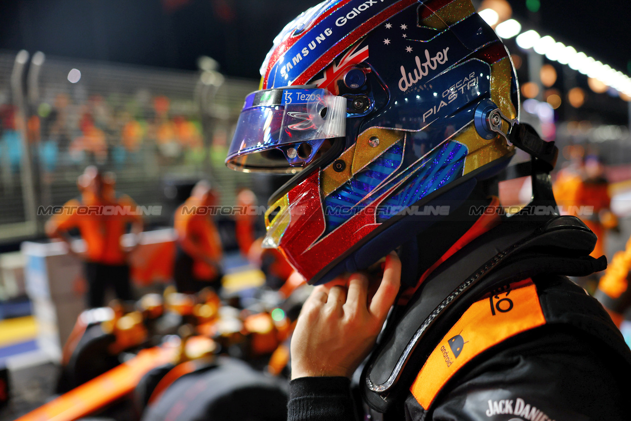 GP SINGAPORE, Oscar Piastri (AUS) McLaren on the grid.

17.09.2023. Formula 1 World Championship, Rd 16, Singapore Grand Prix, Marina Bay Street Circuit, Singapore, Gara Day.

 - www.xpbimages.com, EMail: requests@xpbimages.com © Copyright: Coates / XPB Images