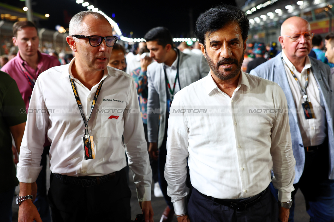 GP SINGAPORE, (L to R): Stefano Domenicali (ITA) Formula One President e CEO with Mohammed Bin Sulayem (UAE) FIA President on the grid.

17.09.2023. Formula 1 World Championship, Rd 16, Singapore Grand Prix, Marina Bay Street Circuit, Singapore, Gara Day.

 - www.xpbimages.com, EMail: requests@xpbimages.com © Copyright: Coates / XPB Images