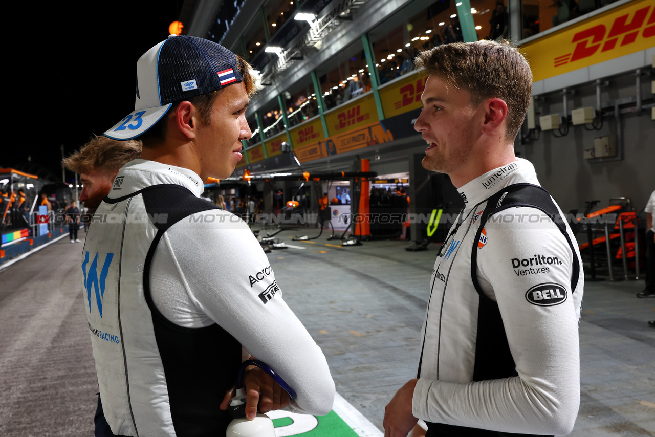 GP SINGAPORE, (L to R): Alexander Albon (THA) Williams Racing with Logan Sargeant (USA) Williams Racing on the grid.

17.09.2023. Formula 1 World Championship, Rd 16, Singapore Grand Prix, Marina Bay Street Circuit, Singapore, Gara Day.

 - www.xpbimages.com, EMail: requests@xpbimages.com © Copyright: Coates / XPB Images