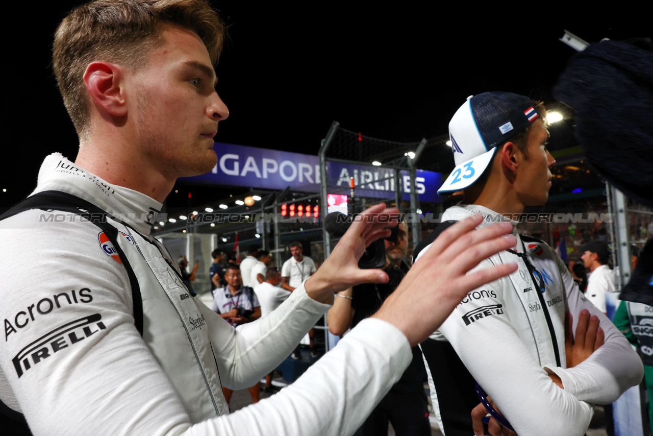 GP SINGAPORE, (L to R): Logan Sargeant (USA) Williams Racing with Alexander Albon (THA) Williams Racing on the grid.

17.09.2023. Formula 1 World Championship, Rd 16, Singapore Grand Prix, Marina Bay Street Circuit, Singapore, Gara Day.

 - www.xpbimages.com, EMail: requests@xpbimages.com © Copyright: Coates / XPB Images