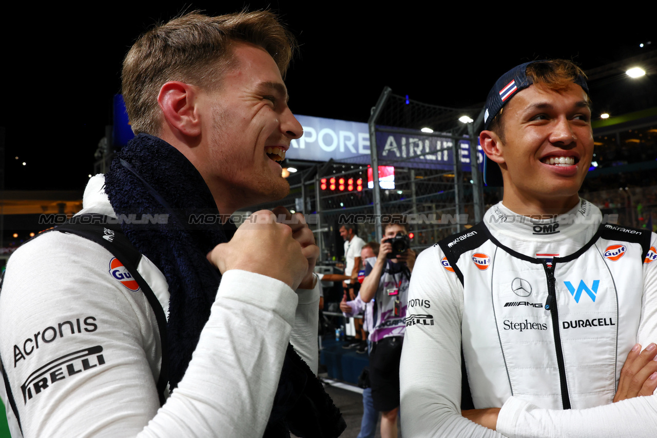 GP SINGAPORE, (L to R): Logan Sargeant (USA) Williams Racing with Alexander Albon (THA) Williams Racing on the grid.

17.09.2023. Formula 1 World Championship, Rd 16, Singapore Grand Prix, Marina Bay Street Circuit, Singapore, Gara Day.

 - www.xpbimages.com, EMail: requests@xpbimages.com © Copyright: Coates / XPB Images