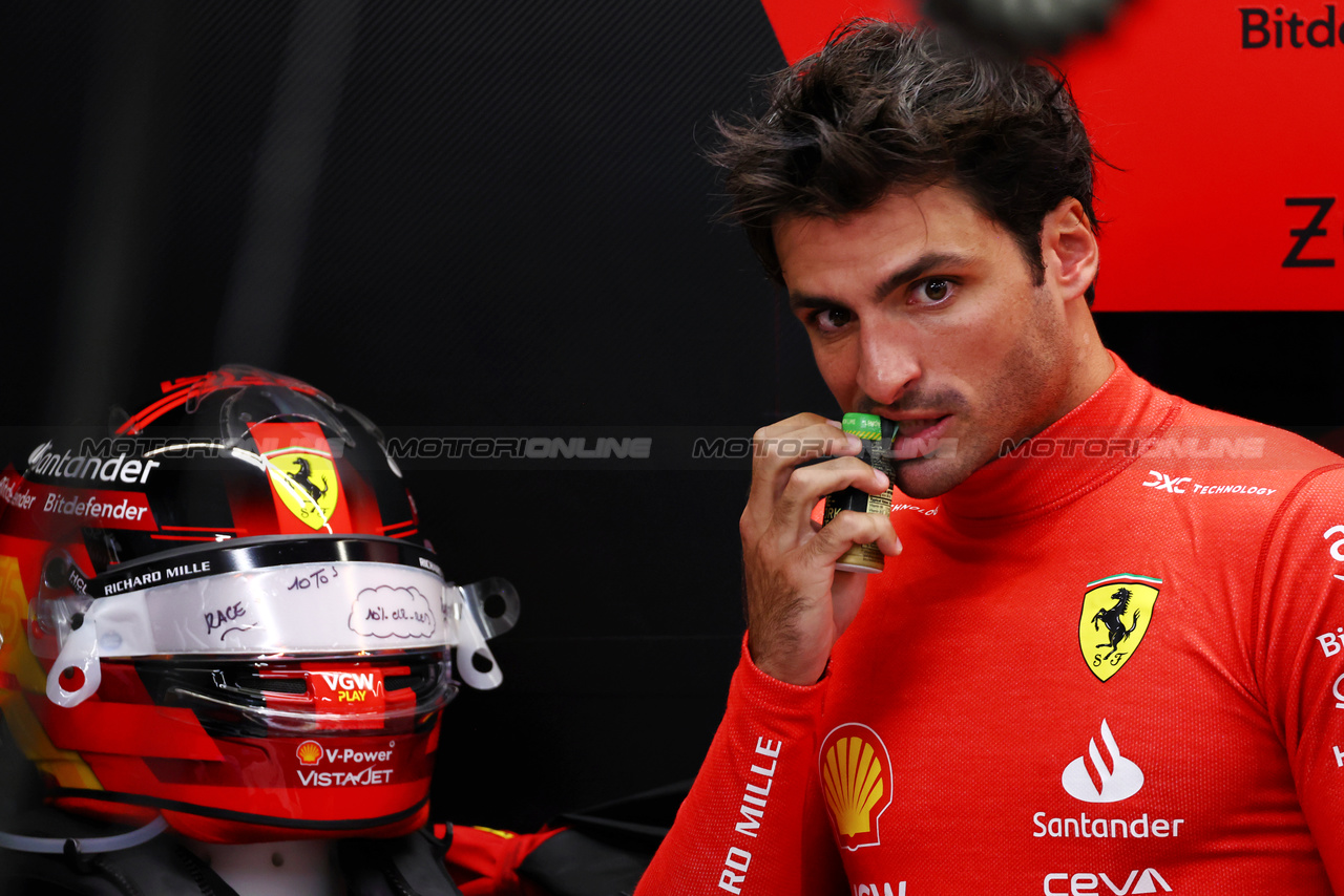 GP SINGAPORE, Carlos Sainz Jr (ESP) Ferrari on the grid.

17.09.2023. Formula 1 World Championship, Rd 16, Singapore Grand Prix, Marina Bay Street Circuit, Singapore, Gara Day.

 - www.xpbimages.com, EMail: requests@xpbimages.com © Copyright: Coates / XPB Images