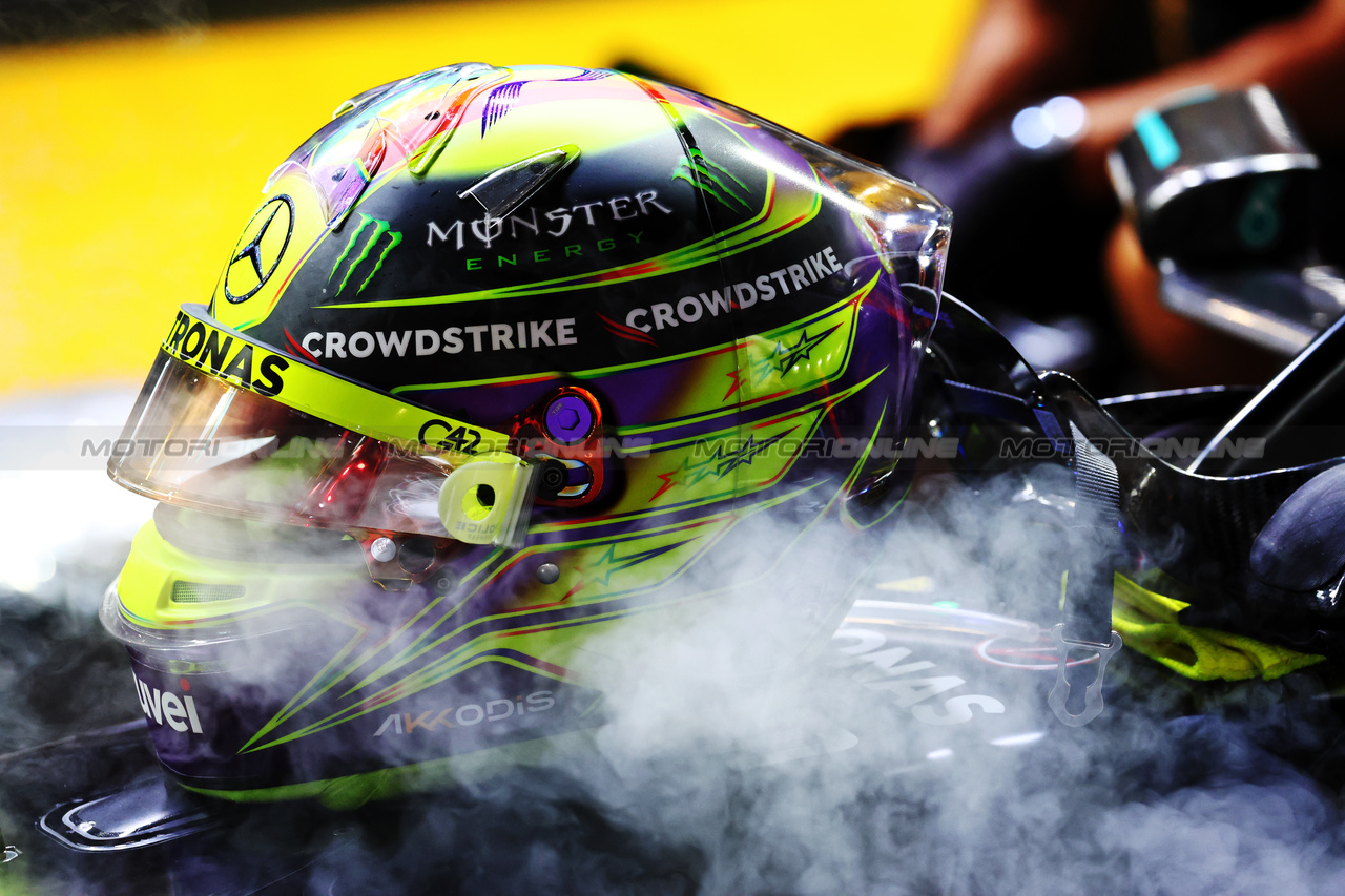 GP SINGAPORE, The helmet of Lewis Hamilton (GBR) Mercedes AMG F1 on the grid.

17.09.2023. Formula 1 World Championship, Rd 16, Singapore Grand Prix, Marina Bay Street Circuit, Singapore, Gara Day.

 - www.xpbimages.com, EMail: requests@xpbimages.com © Copyright: Coates / XPB Images