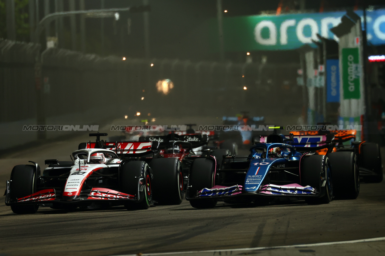 GP SINGAPORE, Kevin Magnussen (DEN) Haas VF-23 e Pierre Gasly (FRA) Alpine F1 Team A523 battle for position.

17.09.2023. Formula 1 World Championship, Rd 16, Singapore Grand Prix, Marina Bay Street Circuit, Singapore, Gara Day.

 - www.xpbimages.com, EMail: requests@xpbimages.com © Copyright: Coates / XPB Images