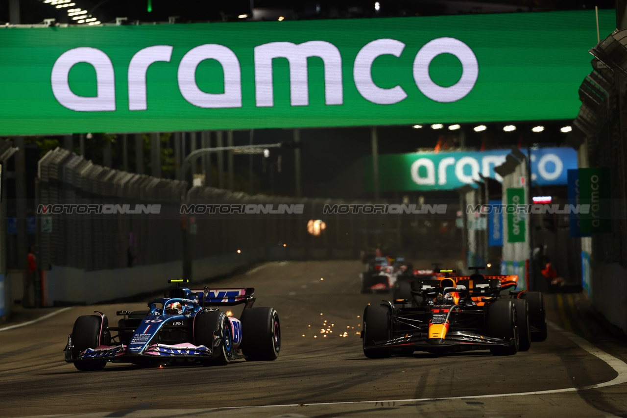 GP SINGAPORE, Pierre Gasly (FRA) Alpine F1 Team A523 e Sergio Perez (MEX) Red Bull Racing RB19 battle for position.

17.09.2023. Formula 1 World Championship, Rd 16, Singapore Grand Prix, Marina Bay Street Circuit, Singapore, Gara Day.

 - www.xpbimages.com, EMail: requests@xpbimages.com © Copyright: Coates / XPB Images