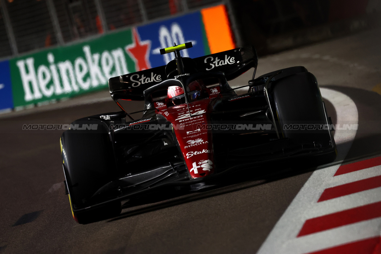 GP SINGAPORE, Zhou Guanyu (CHN) Alfa Romeo F1 Team C43.

17.09.2023. Formula 1 World Championship, Rd 16, Singapore Grand Prix, Marina Bay Street Circuit, Singapore, Gara Day.

 - www.xpbimages.com, EMail: requests@xpbimages.com © Copyright: Coates / XPB Images