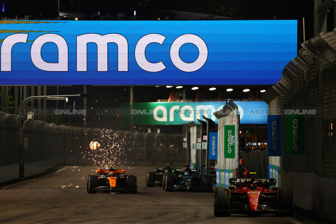 GP SINGAPORE, Carlos Sainz Jr (ESP) Ferrari SF-23 davanti a Lando Norris (GBR) McLaren MCL60 e George Russell (GBR) Mercedes AMG F1 W14.

17.09.2023. Formula 1 World Championship, Rd 16, Singapore Grand Prix, Marina Bay Street Circuit, Singapore, Gara Day.

 - www.xpbimages.com, EMail: requests@xpbimages.com © Copyright: Coates / XPB Images