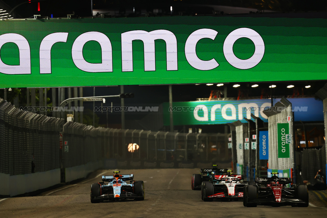 GP SINGAPORE, Zhou Guanyu (CHN) Alfa Romeo F1 Team C43.

17.09.2023. Formula 1 World Championship, Rd 16, Singapore Grand Prix, Marina Bay Street Circuit, Singapore, Gara Day.

 - www.xpbimages.com, EMail: requests@xpbimages.com © Copyright: Coates / XPB Images