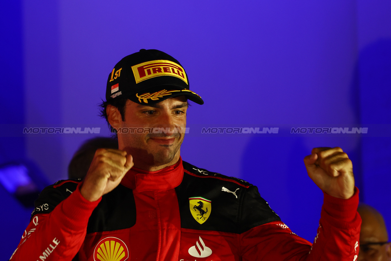 GP SINGAPORE, Gara winner Carlos Sainz Jr (ESP) Ferrari celebrates on the podium.

17.09.2023. Formula 1 World Championship, Rd 16, Singapore Grand Prix, Marina Bay Street Circuit, Singapore, Gara Day.

 - www.xpbimages.com, EMail: requests@xpbimages.com © Copyright: Coates / XPB Images