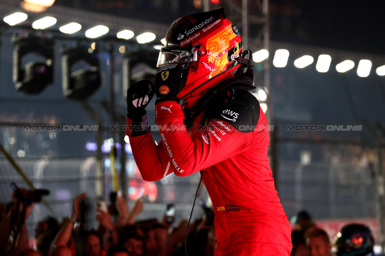 GP SINGAPORE, Gara winner Carlos Sainz Jr (ESP) Ferrari celebrates in parc ferme.

17.09.2023. Formula 1 World Championship, Rd 16, Singapore Grand Prix, Marina Bay Street Circuit, Singapore, Gara Day.

 - www.xpbimages.com, EMail: requests@xpbimages.com © Copyright: Coates / XPB Images