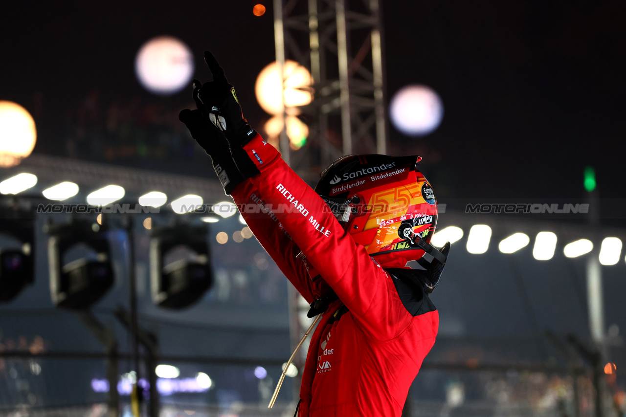 GP SINGAPORE, Gara winner Carlos Sainz Jr (ESP) Ferrari celebrates in parc ferme.

17.09.2023. Formula 1 World Championship, Rd 16, Singapore Grand Prix, Marina Bay Street Circuit, Singapore, Gara Day.

 - www.xpbimages.com, EMail: requests@xpbimages.com © Copyright: Coates / XPB Images