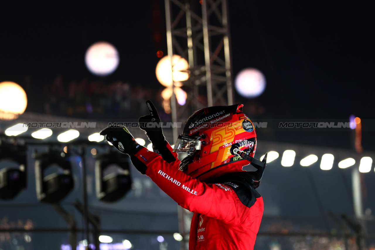 GP SINGAPORE, Gara winner Carlos Sainz Jr (ESP) Ferrari celebrates in parc ferme.

17.09.2023. Formula 1 World Championship, Rd 16, Singapore Grand Prix, Marina Bay Street Circuit, Singapore, Gara Day.

 - www.xpbimages.com, EMail: requests@xpbimages.com © Copyright: Coates / XPB Images