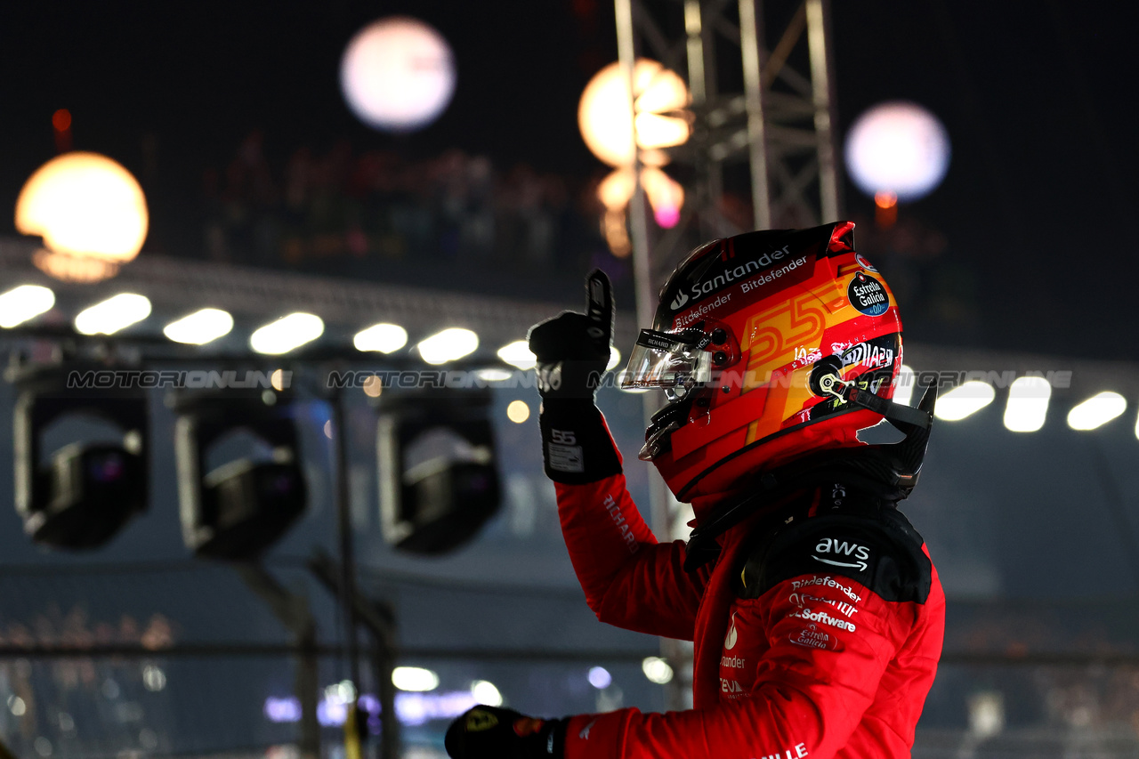 GP SINGAPORE, Gara winner Carlos Sainz Jr (ESP) Ferrari celebrates in parc ferme.

17.09.2023. Formula 1 World Championship, Rd 16, Singapore Grand Prix, Marina Bay Street Circuit, Singapore, Gara Day.

 - www.xpbimages.com, EMail: requests@xpbimages.com © Copyright: Coates / XPB Images