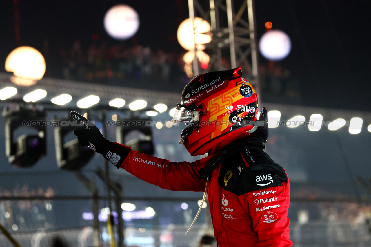 GP SINGAPORE, Gara winner Carlos Sainz Jr (ESP) Ferrari celebrates in parc ferme.

17.09.2023. Formula 1 World Championship, Rd 16, Singapore Grand Prix, Marina Bay Street Circuit, Singapore, Gara Day.

 - www.xpbimages.com, EMail: requests@xpbimages.com © Copyright: Coates / XPB Images