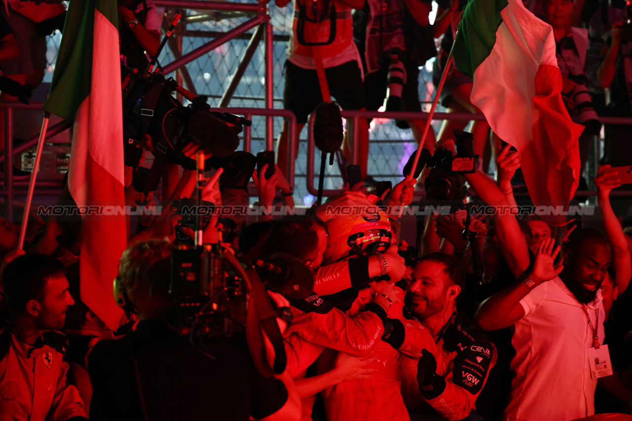 GP SINGAPORE, Gara winner Carlos Sainz Jr (ESP) Ferrari celebrates in parc ferme.

17.09.2023. Formula 1 World Championship, Rd 16, Singapore Grand Prix, Marina Bay Street Circuit, Singapore, Gara Day.

 - www.xpbimages.com, EMail: requests@xpbimages.com © Copyright: Coates / XPB Images