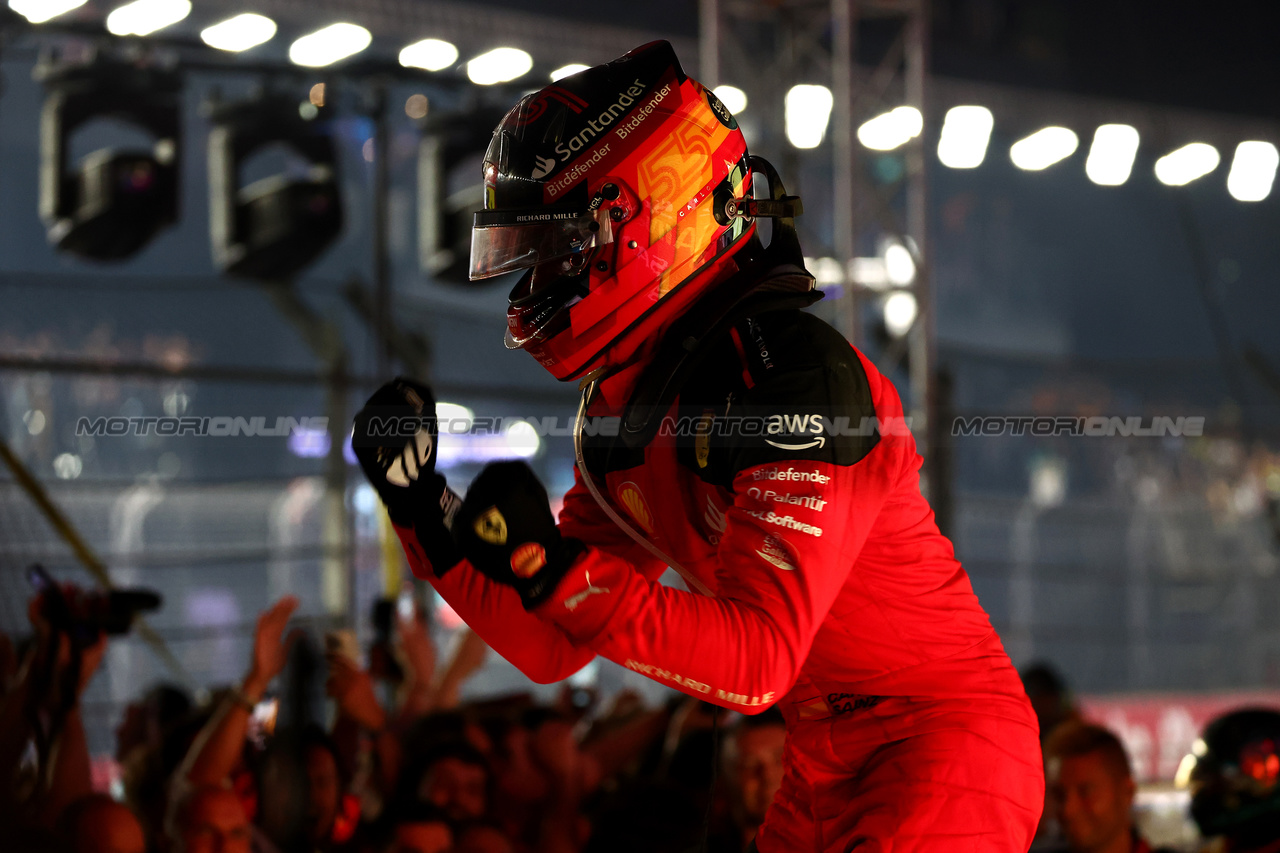 GP SINGAPORE, Gara winner Carlos Sainz Jr (ESP) Ferrari celebrates in parc ferme.

17.09.2023. Formula 1 World Championship, Rd 16, Singapore Grand Prix, Marina Bay Street Circuit, Singapore, Gara Day.

 - www.xpbimages.com, EMail: requests@xpbimages.com © Copyright: Coates / XPB Images