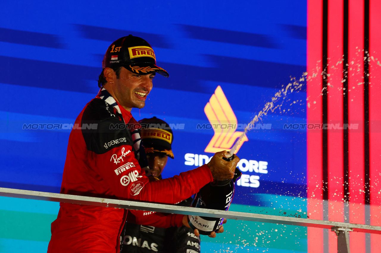 GP SINGAPORE, Gara winner Carlos Sainz Jr (ESP) Ferrari celebrates on the podium.

17.09.2023. Formula 1 World Championship, Rd 16, Singapore Grand Prix, Marina Bay Street Circuit, Singapore, Gara Day.

 - www.xpbimages.com, EMail: requests@xpbimages.com © Copyright: Coates / XPB Images