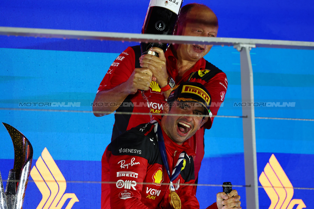 GP SINGAPORE, Gara winner Carlos Sainz Jr (ESP) Ferrari celebrates on the podium with Frederic Vasseur (FRA) Ferrari Team Principal.

17.09.2023. Formula 1 World Championship, Rd 16, Singapore Grand Prix, Marina Bay Street Circuit, Singapore, Gara Day.

 - www.xpbimages.com, EMail: requests@xpbimages.com © Copyright: Coates / XPB Images