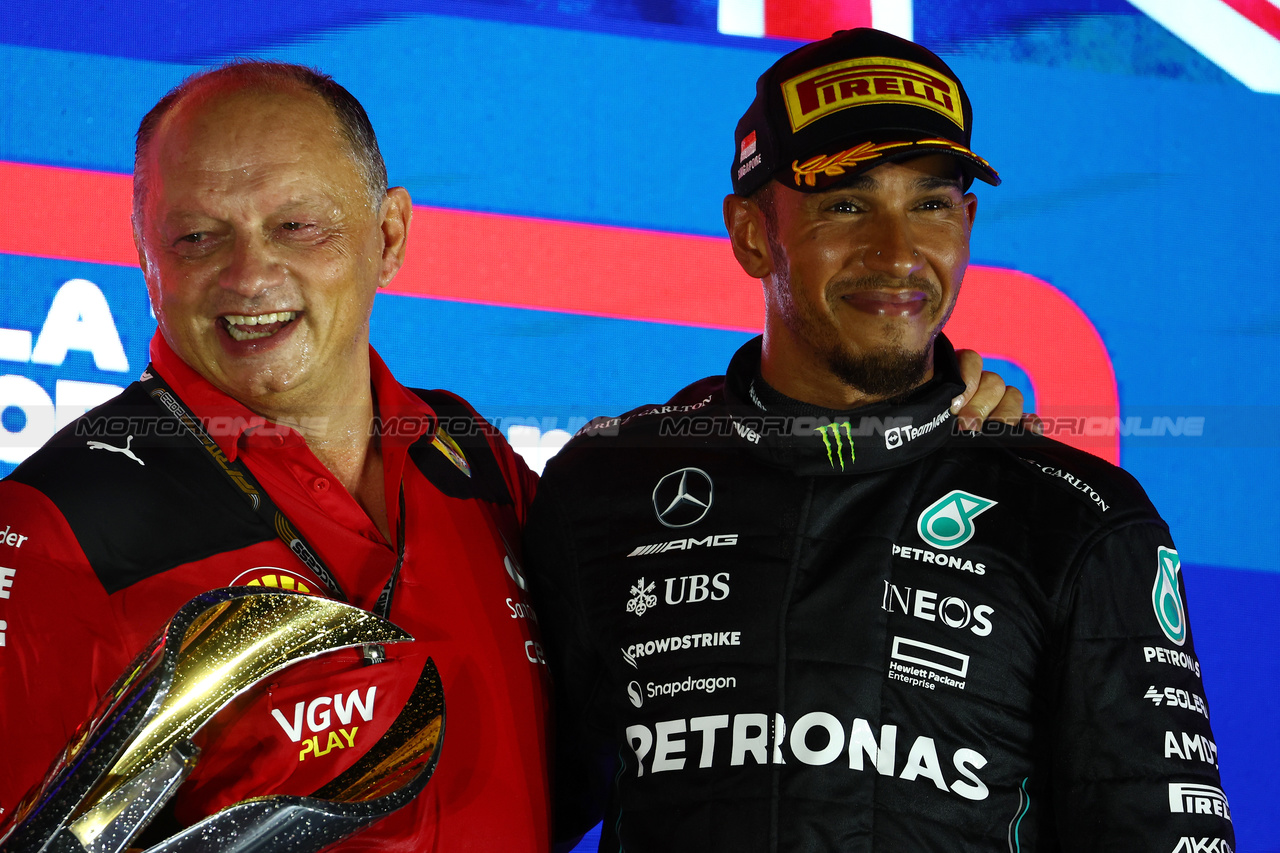 GP SINGAPORE, (L to R): Frederic Vasseur (FRA) Ferrari Team Principal e Lewis Hamilton (GBR) Mercedes AMG F1 on the grid.

17.09.2023. Formula 1 World Championship, Rd 16, Singapore Grand Prix, Marina Bay Street Circuit, Singapore, Gara Day.

 - www.xpbimages.com, EMail: requests@xpbimages.com © Copyright: Coates / XPB Images