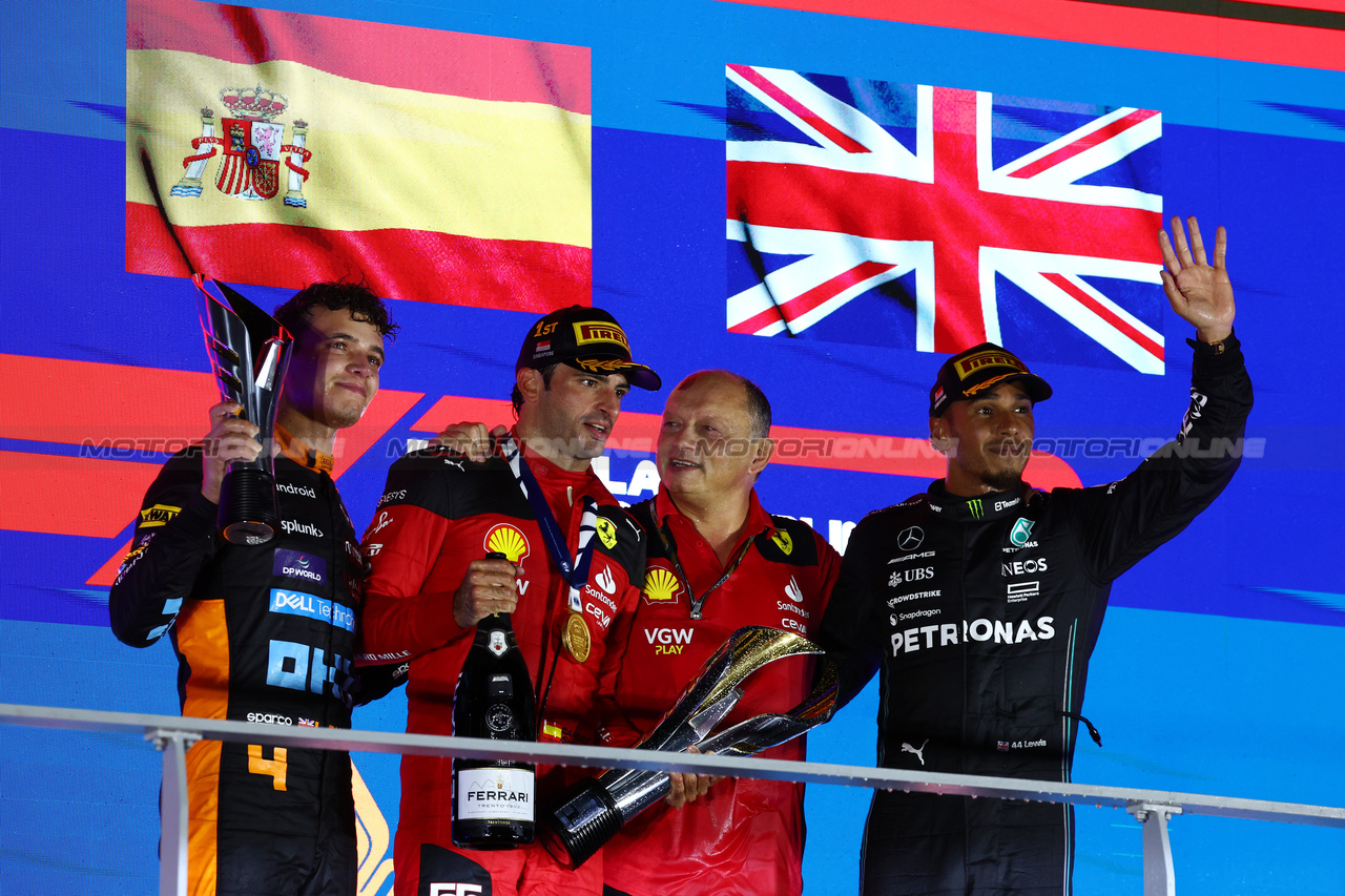 GP SINGAPORE, The podium (L to R): Lando Norris (GBR) McLaren, second; Carlos Sainz Jr (ESP) Ferrari, vincitore; Frederic Vasseur (FRA) Ferrari Team Principal; Lewis Hamilton (GBR) Mercedes AMG F1, third.

17.09.2023. Formula 1 World Championship, Rd 16, Singapore Grand Prix, Marina Bay Street Circuit, Singapore, Gara Day.

 - www.xpbimages.com, EMail: requests@xpbimages.com © Copyright: Coates / XPB Images