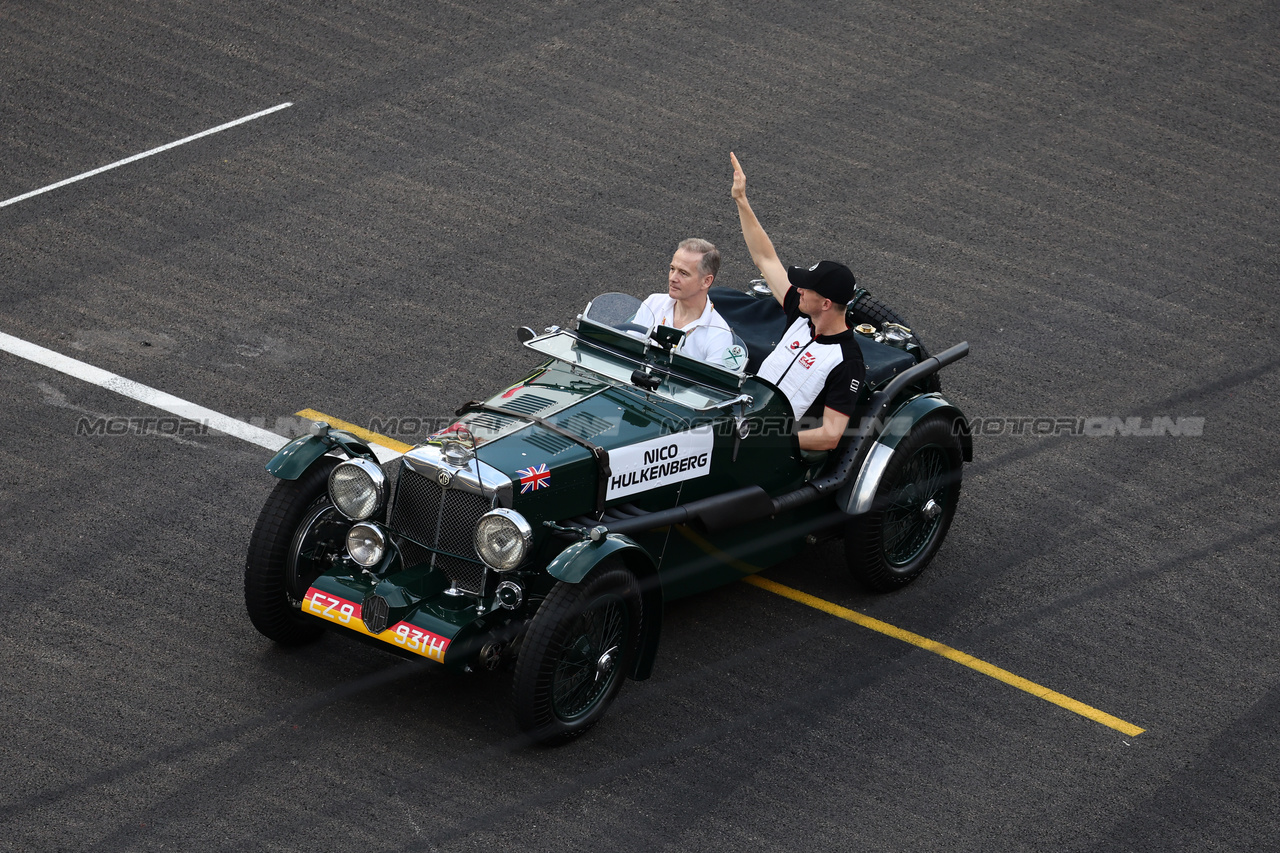 GP SINGAPORE, Nico Hulkenberg (GER) Haas F1 Team on the drivers' parade.

17.09.2023. Formula 1 World Championship, Rd 16, Singapore Grand Prix, Marina Bay Street Circuit, Singapore, Gara Day.

- www.xpbimages.com, EMail: requests@xpbimages.com © Copyright: Moy / XPB Images