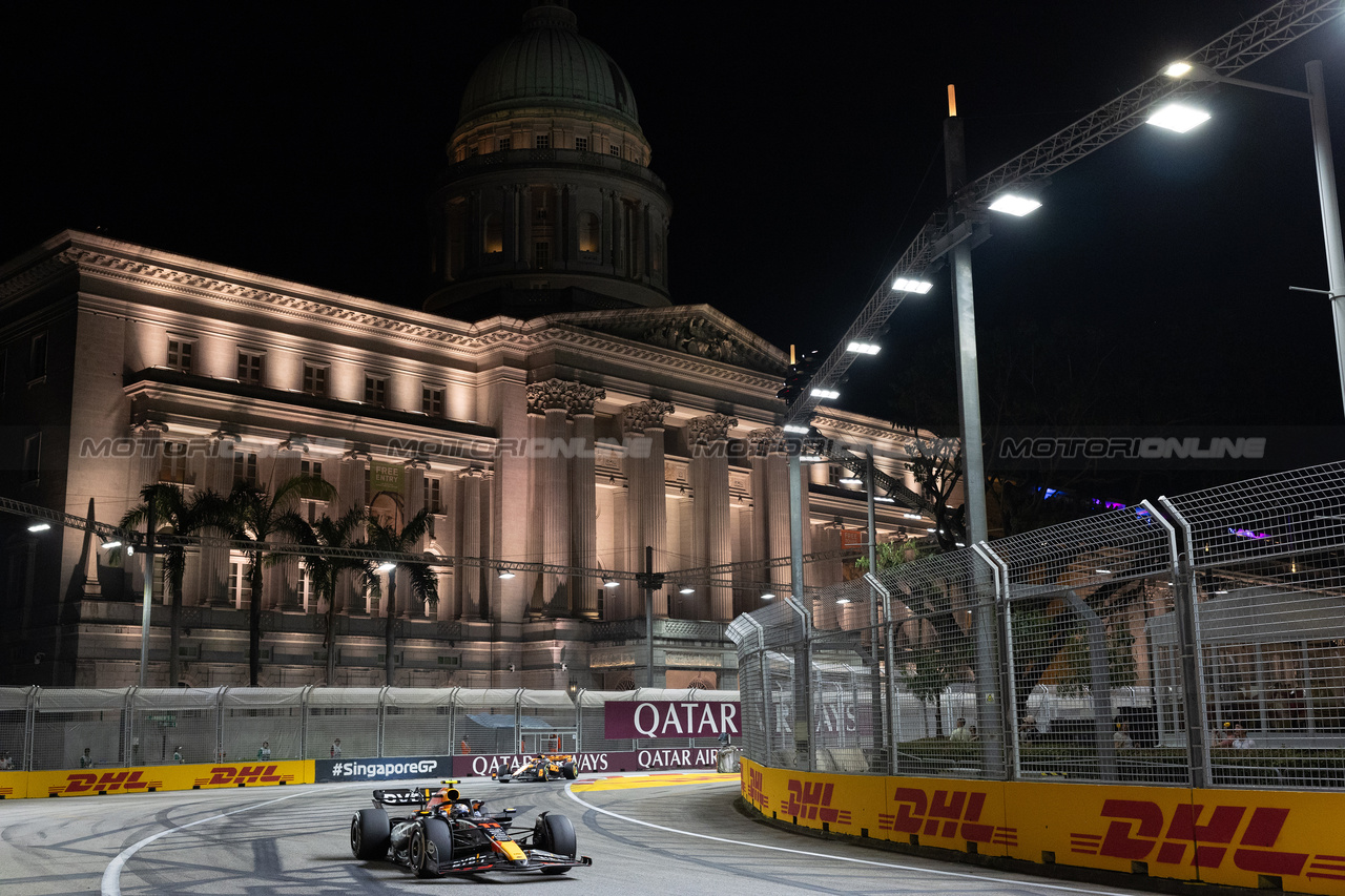 GP SINGAPORE, Sergio Perez (MEX) Red Bull Racing RB19.

17.09.2023. Formula 1 World Championship, Rd 16, Singapore Grand Prix, Marina Bay Street Circuit, Singapore, Gara Day.

 - www.xpbimages.com, EMail: requests@xpbimages.com © Copyright: Rew / XPB Images