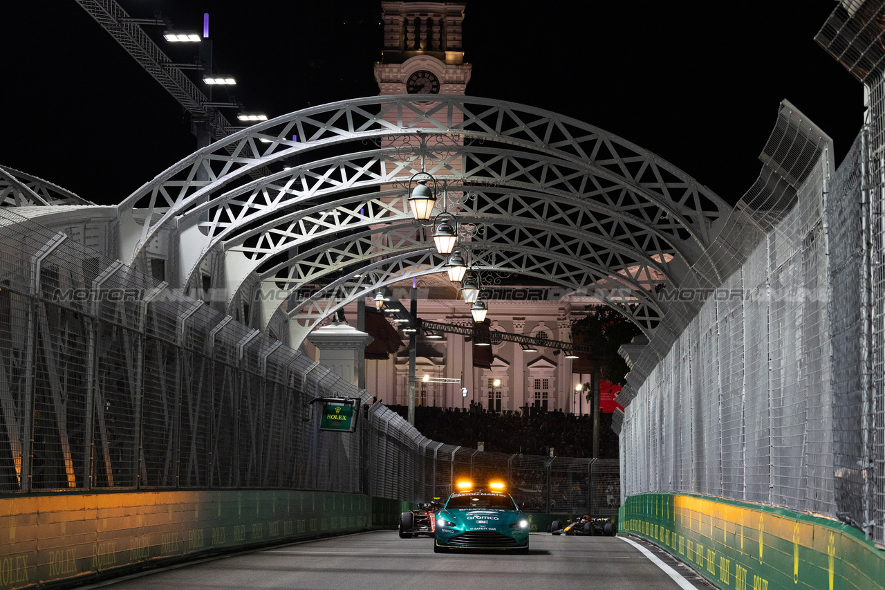 GP SINGAPORE, Carlos Sainz Jr (ESP) Ferrari SF-23 davanti a behind the Aston Martin FIA Safety Car.

17.09.2023. Formula 1 World Championship, Rd 16, Singapore Grand Prix, Marina Bay Street Circuit, Singapore, Gara Day.

 - www.xpbimages.com, EMail: requests@xpbimages.com © Copyright: Rew / XPB Images