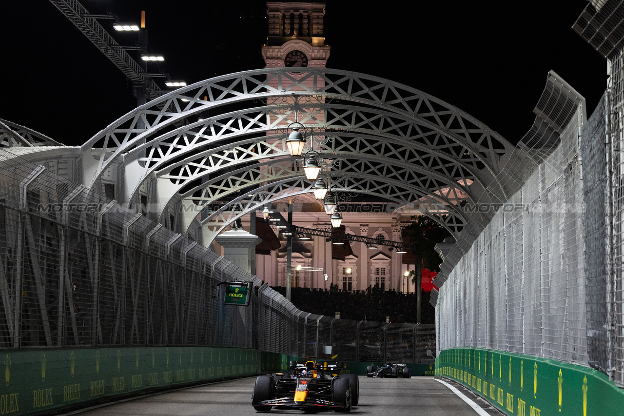 GP SINGAPORE, Max Verstappen (NLD) Red Bull Racing RB19.

17.09.2023. Formula 1 World Championship, Rd 16, Singapore Grand Prix, Marina Bay Street Circuit, Singapore, Gara Day.

 - www.xpbimages.com, EMail: requests@xpbimages.com © Copyright: Rew / XPB Images