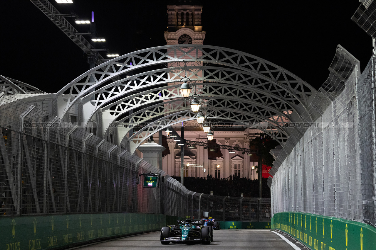 GP SINGAPORE, Fernando Alonso (ESP) Aston Martin F1 Team AMR23.

17.09.2023. Formula 1 World Championship, Rd 16, Singapore Grand Prix, Marina Bay Street Circuit, Singapore, Gara Day.

 - www.xpbimages.com, EMail: requests@xpbimages.com © Copyright: Rew / XPB Images