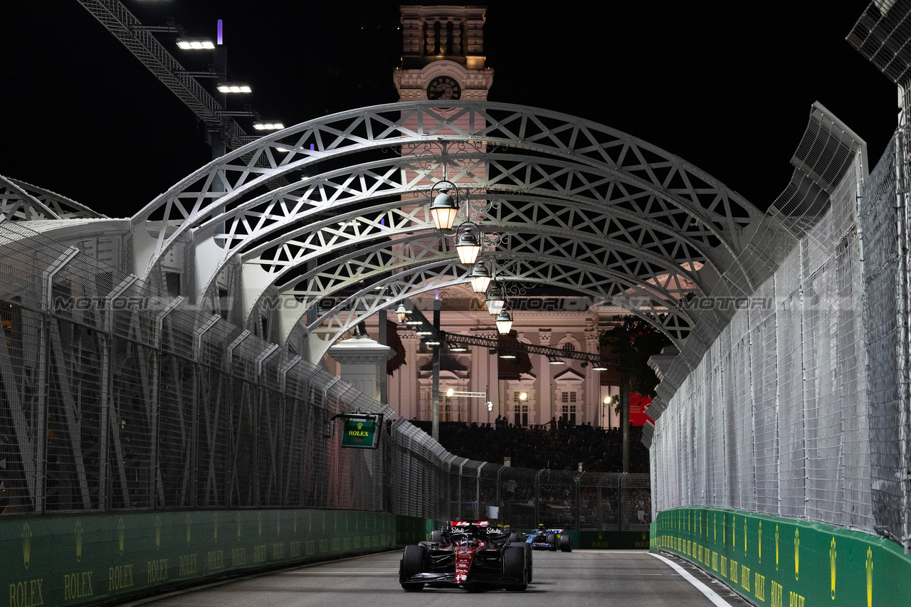 GP SINGAPORE, Valtteri Bottas (FIN) Alfa Romeo F1 Team C43.

17.09.2023. Formula 1 World Championship, Rd 16, Singapore Grand Prix, Marina Bay Street Circuit, Singapore, Gara Day.

 - www.xpbimages.com, EMail: requests@xpbimages.com © Copyright: Rew / XPB Images