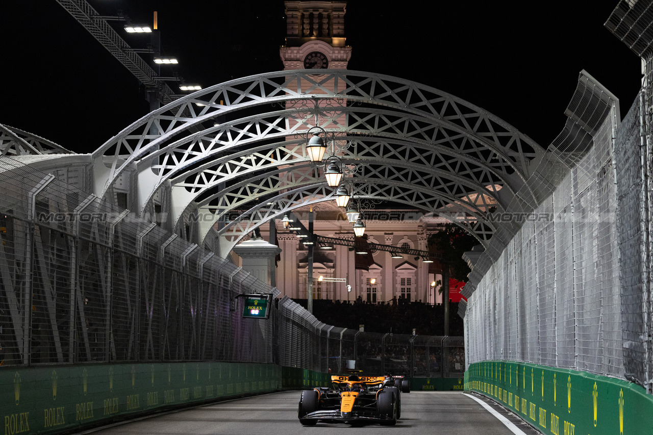 GP SINGAPORE, Oscar Piastri (AUS) McLaren MCL60.

17.09.2023. Formula 1 World Championship, Rd 16, Singapore Grand Prix, Marina Bay Street Circuit, Singapore, Gara Day.

 - www.xpbimages.com, EMail: requests@xpbimages.com © Copyright: Rew / XPB Images