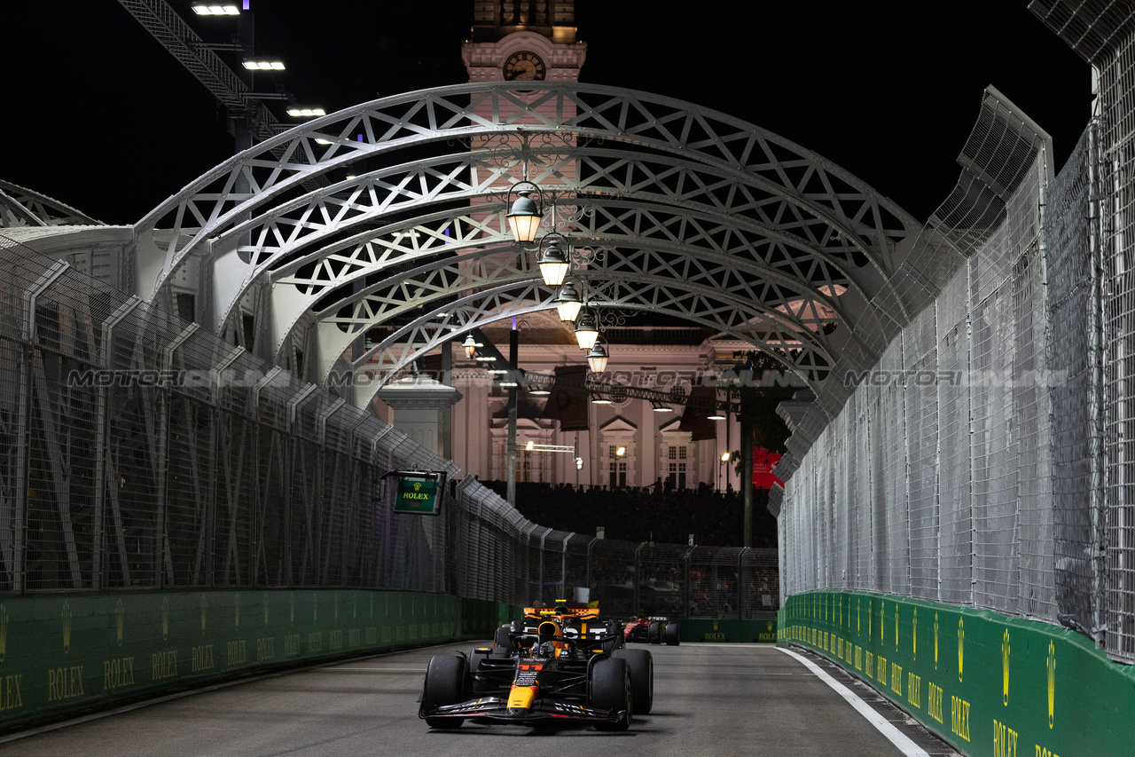 GP SINGAPORE, Sergio Perez (MEX) Red Bull Racing RB19.

17.09.2023. Formula 1 World Championship, Rd 16, Singapore Grand Prix, Marina Bay Street Circuit, Singapore, Gara Day.

 - www.xpbimages.com, EMail: requests@xpbimages.com © Copyright: Rew / XPB Images