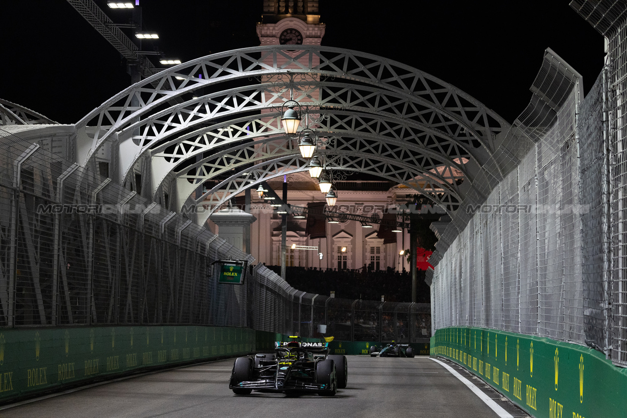 GP SINGAPORE, Lewis Hamilton (GBR) Mercedes AMG F1 W14.

17.09.2023. Formula 1 World Championship, Rd 16, Singapore Grand Prix, Marina Bay Street Circuit, Singapore, Gara Day.

 - www.xpbimages.com, EMail: requests@xpbimages.com © Copyright: Rew / XPB Images