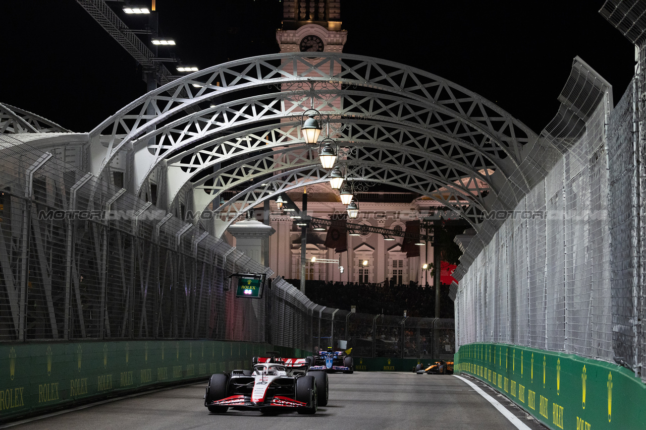 GP SINGAPORE, Kevin Magnussen (DEN) Haas VF-23.

17.09.2023. Formula 1 World Championship, Rd 16, Singapore Grand Prix, Marina Bay Street Circuit, Singapore, Gara Day.

 - www.xpbimages.com, EMail: requests@xpbimages.com © Copyright: Rew / XPB Images