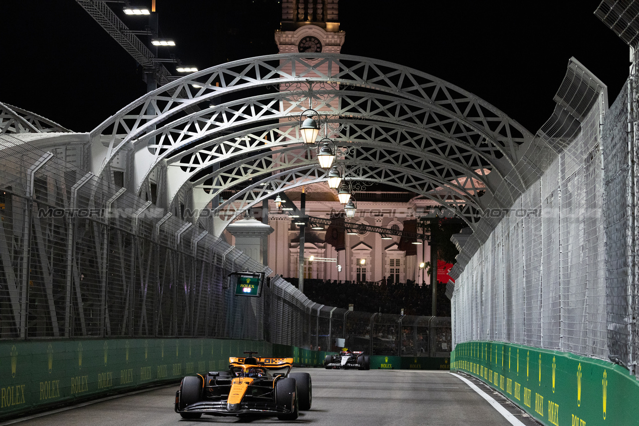 GP SINGAPORE, Oscar Piastri (AUS) McLaren MCL60.

17.09.2023. Formula 1 World Championship, Rd 16, Singapore Grand Prix, Marina Bay Street Circuit, Singapore, Gara Day.

 - www.xpbimages.com, EMail: requests@xpbimages.com © Copyright: Rew / XPB Images