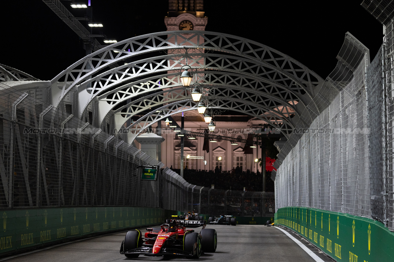 GP SINGAPORE, Carlos Sainz Jr (ESP) Ferrari SF-23.

17.09.2023. Formula 1 World Championship, Rd 16, Singapore Grand Prix, Marina Bay Street Circuit, Singapore, Gara Day.

 - www.xpbimages.com, EMail: requests@xpbimages.com © Copyright: Rew / XPB Images