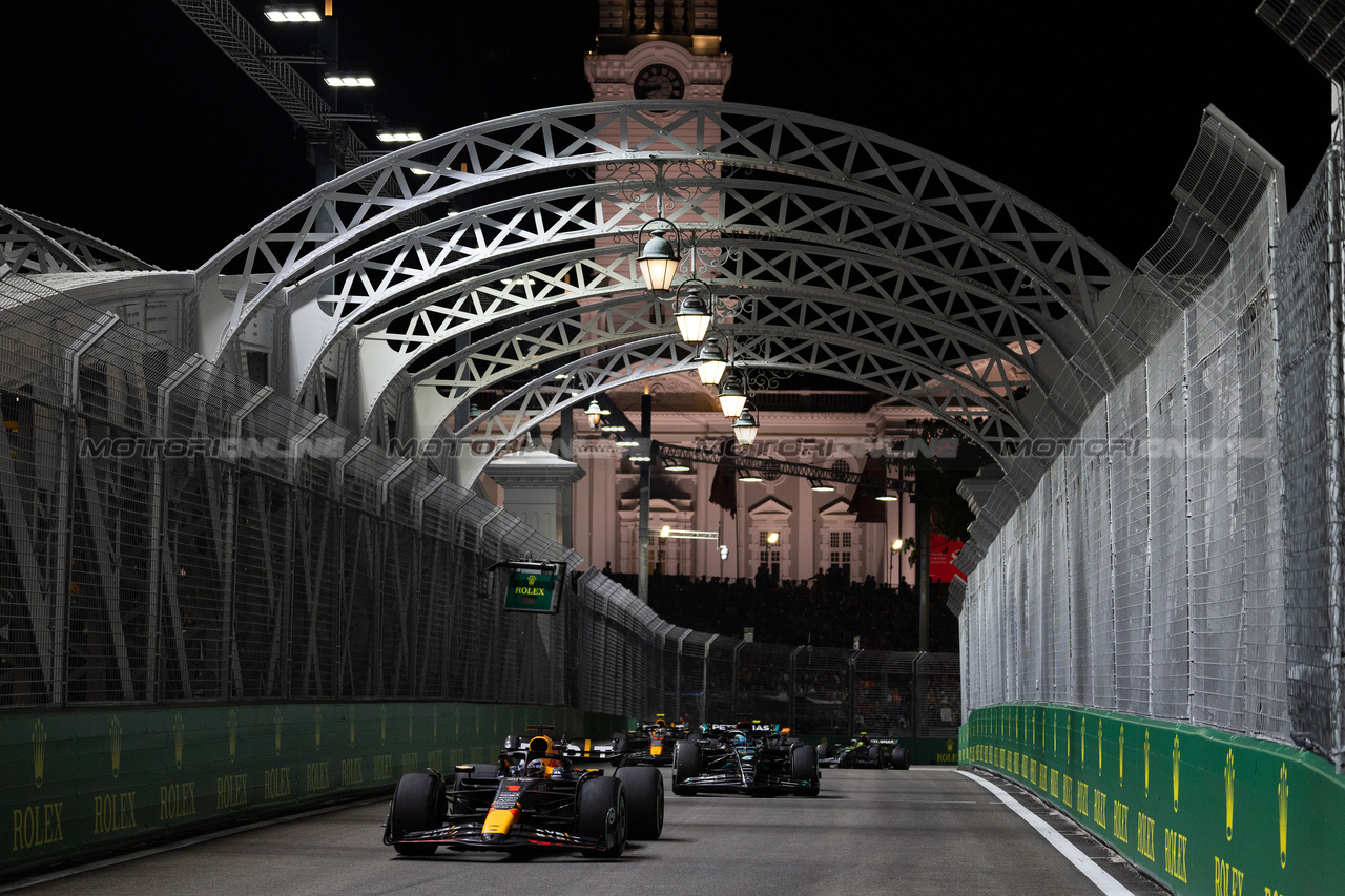 GP SINGAPORE, Max Verstappen (NLD) Red Bull Racing RB19.

17.09.2023. Formula 1 World Championship, Rd 16, Singapore Grand Prix, Marina Bay Street Circuit, Singapore, Gara Day.

 - www.xpbimages.com, EMail: requests@xpbimages.com © Copyright: Rew / XPB Images