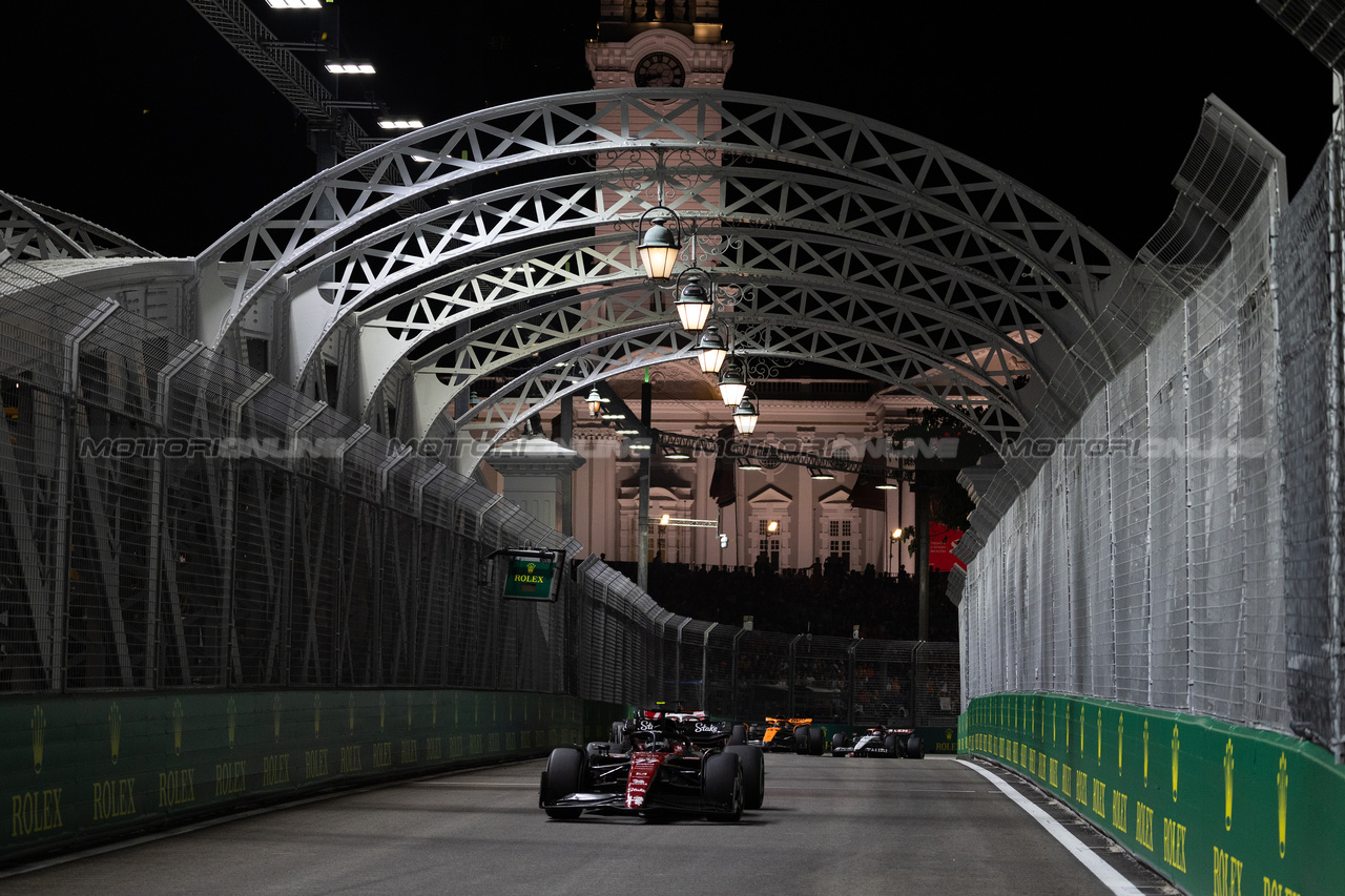 GP SINGAPORE, Zhou Guanyu (CHN) Alfa Romeo F1 Team C43.

17.09.2023. Formula 1 World Championship, Rd 16, Singapore Grand Prix, Marina Bay Street Circuit, Singapore, Gara Day.

 - www.xpbimages.com, EMail: requests@xpbimages.com © Copyright: Rew / XPB Images