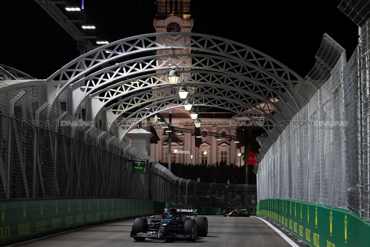 GP SINGAPORE, George Russell (GBR) Mercedes AMG F1 W14.

17.09.2023. Formula 1 World Championship, Rd 16, Singapore Grand Prix, Marina Bay Street Circuit, Singapore, Gara Day.

 - www.xpbimages.com, EMail: requests@xpbimages.com © Copyright: Rew / XPB Images